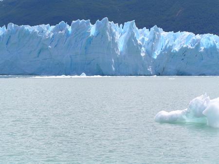 BATEAU SUR LE LAGO ARGENTINO